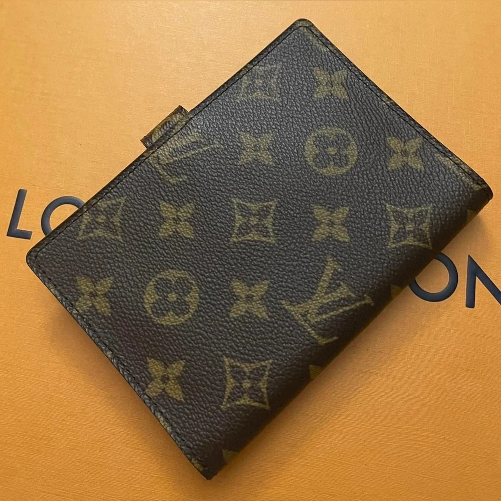 ♥️Sold♥️LV SMALL RING AGENDA COVER 
in Monogram♥️ - Picture 3 of 13